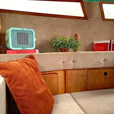 Botel Cosy Sailboat *